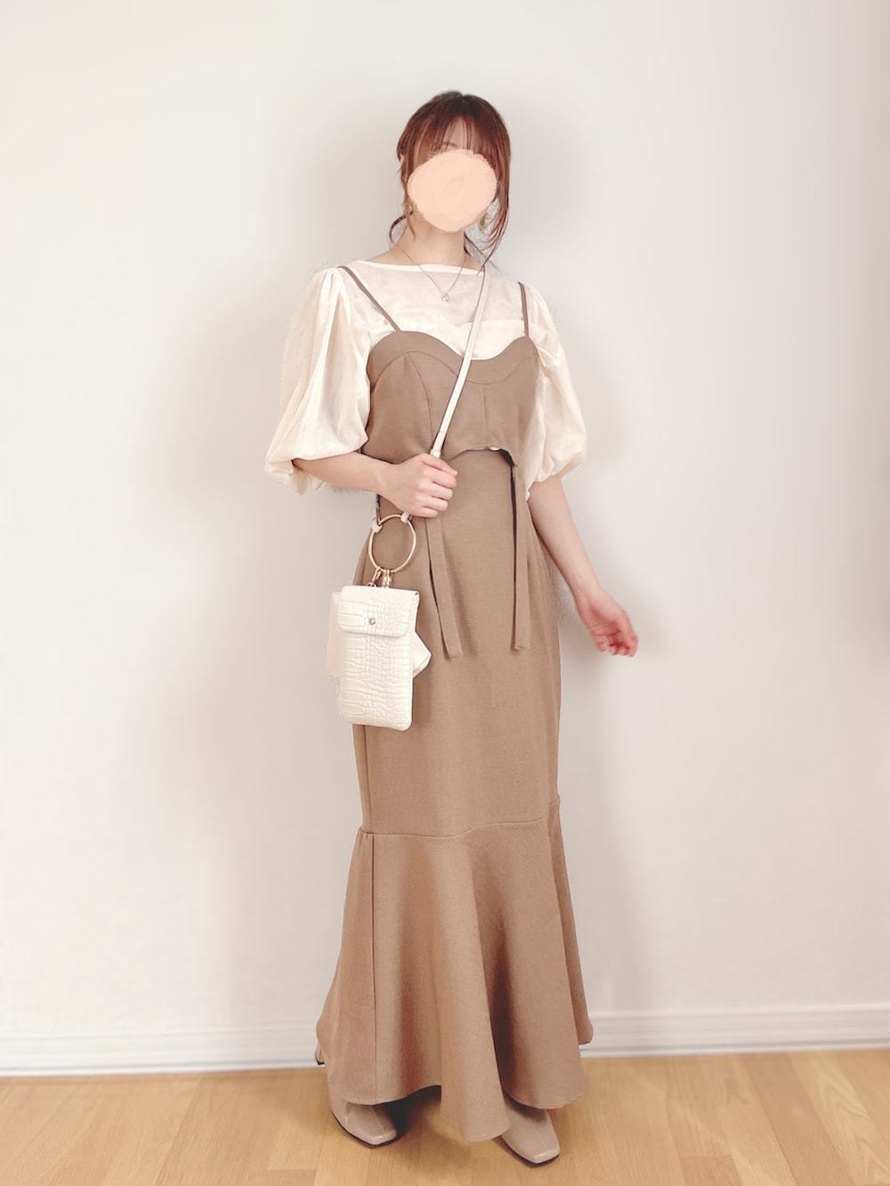 ベージュ系のスカート、グレー系のワンピース、ベージュ系のブーツを着用したレディースの秋コーディネートの3枚目の写真