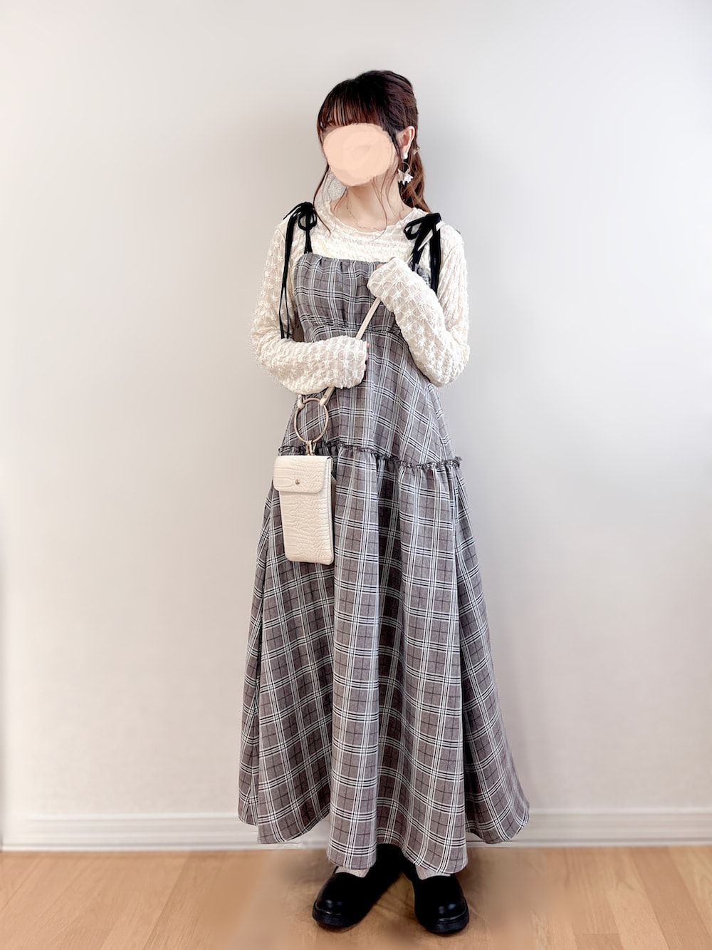 その他のワンピース、ホワイト系のTシャツ/カットソー、ブラック系のその他シューズを着用したレディースの秋コーディネートの2枚目の写真