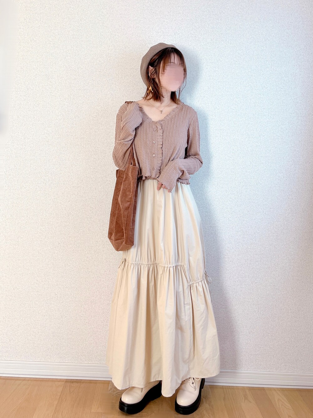 ブラウン系のカーディガン/ボレロ、ホワイト系のスカート、ブラウン系のトートバッグを着用したレディースの秋コーディネートの2枚目の写真