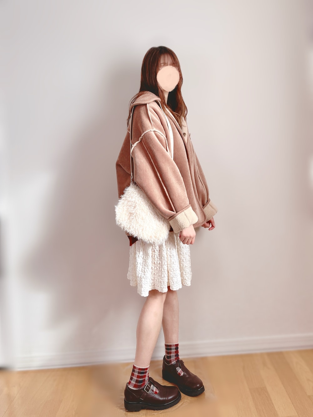 イエロー系のその他アウター、レッド系のニット/セーター、ホワイト系のワンピースを着用したレディースの冬コーディネートの2枚目の写真