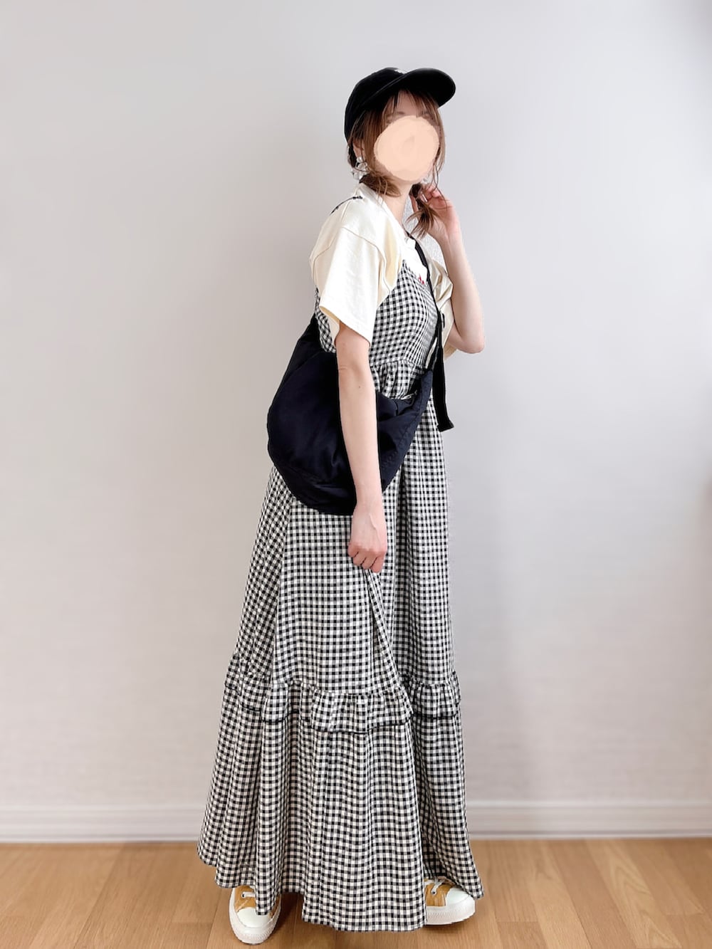 ブラック系のワンピース、ホワイト系のTシャツ/カットソー、ブラック系のショルダーバッグを着用したレディースの夏コーディネートの4枚目の写真