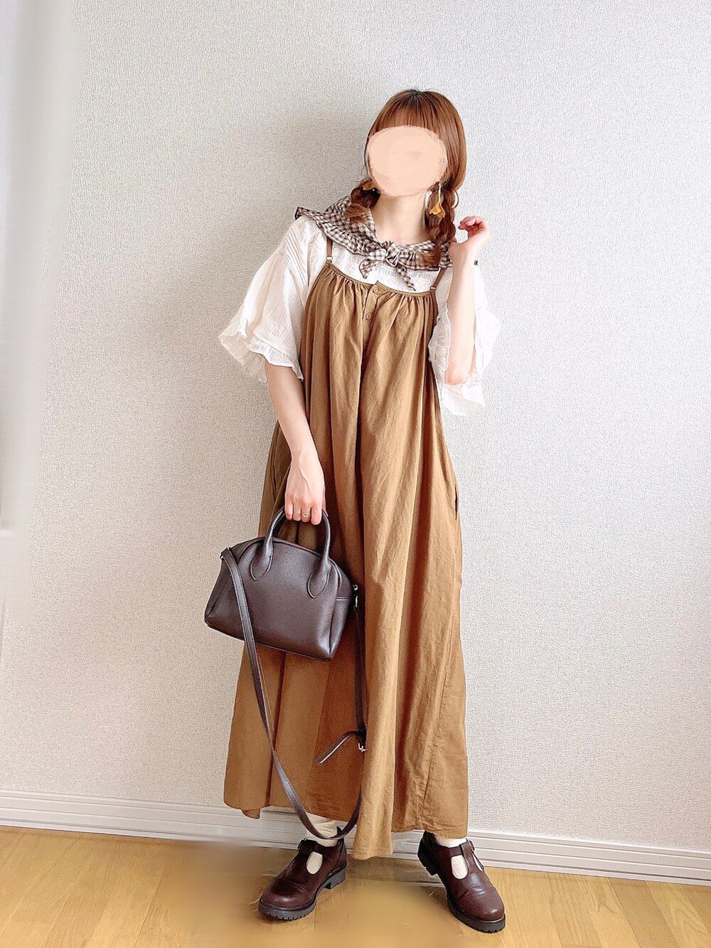 ブラウン系のその他シューズ、ブラウン系のトートバッグを着用したレディースの夏コーディネートの3枚目の写真