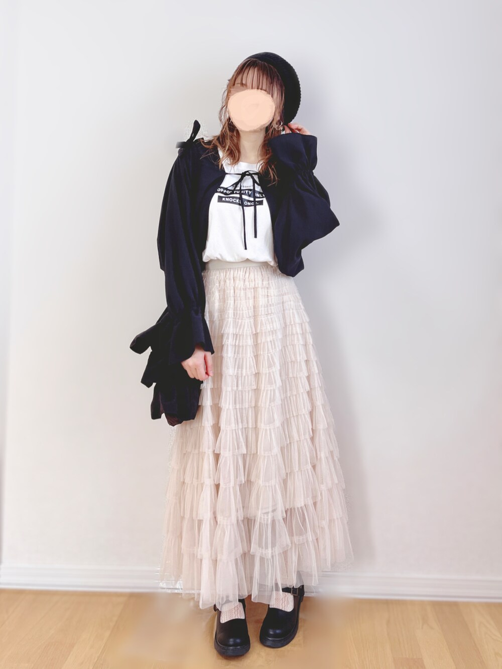 ブラック系のシャツ/ブラウス、ホワイト系のスカート、ブラック系のトートバッグを着用したレディースの秋コーディネートの2枚目の写真