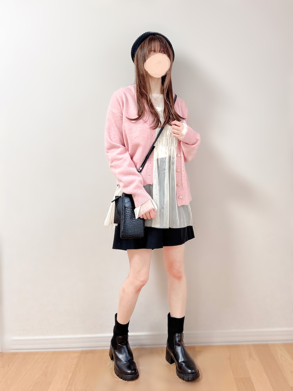 ピンク系のカーディガン/ボレロ、ホワイト系のTシャツ/カットソー、ブラック系のその他パンツを着用したレディースの秋コーディネートの5枚目の写真