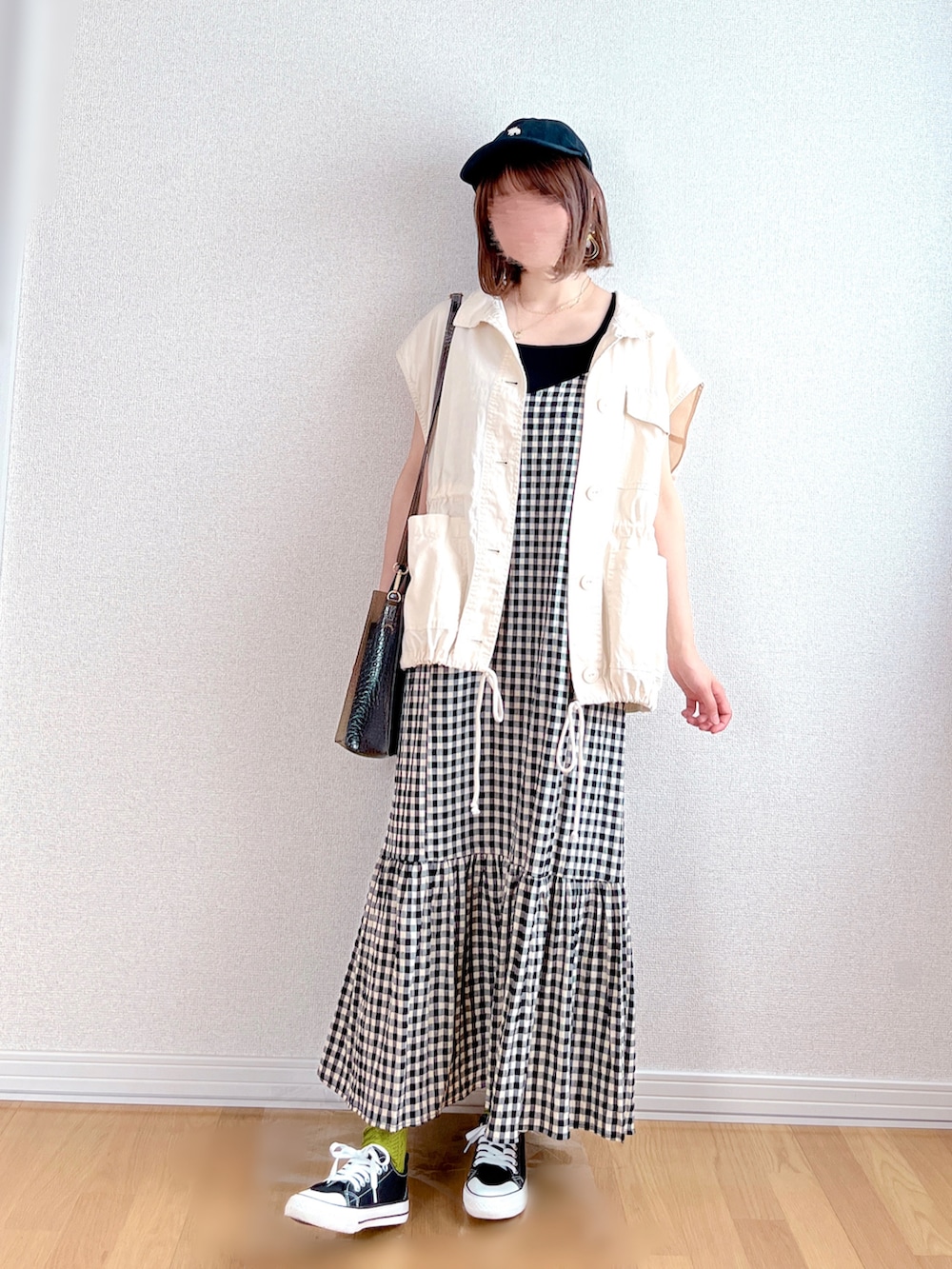 ホワイト系のその他アウター、その他のワンピース、ブラック系のタンクトップを着用したレディースの夏コーディネートの3枚目の写真