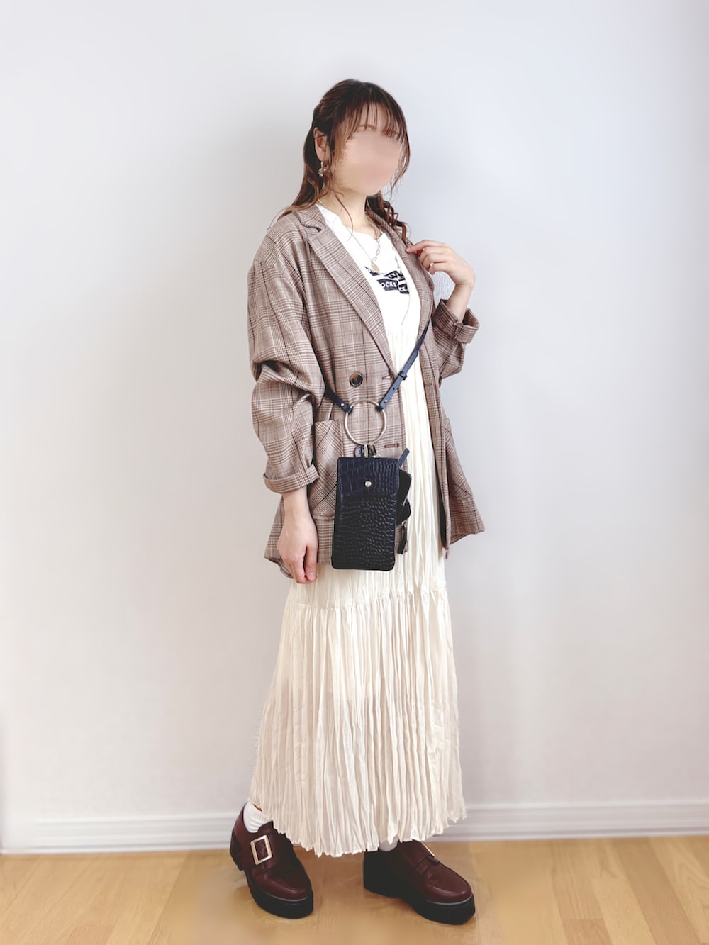 ホワイト系のワンピース、ブラウン系のテーラードジャケット、ブラウン系のローファーを着用したレディースの秋コーディネートの2枚目の写真