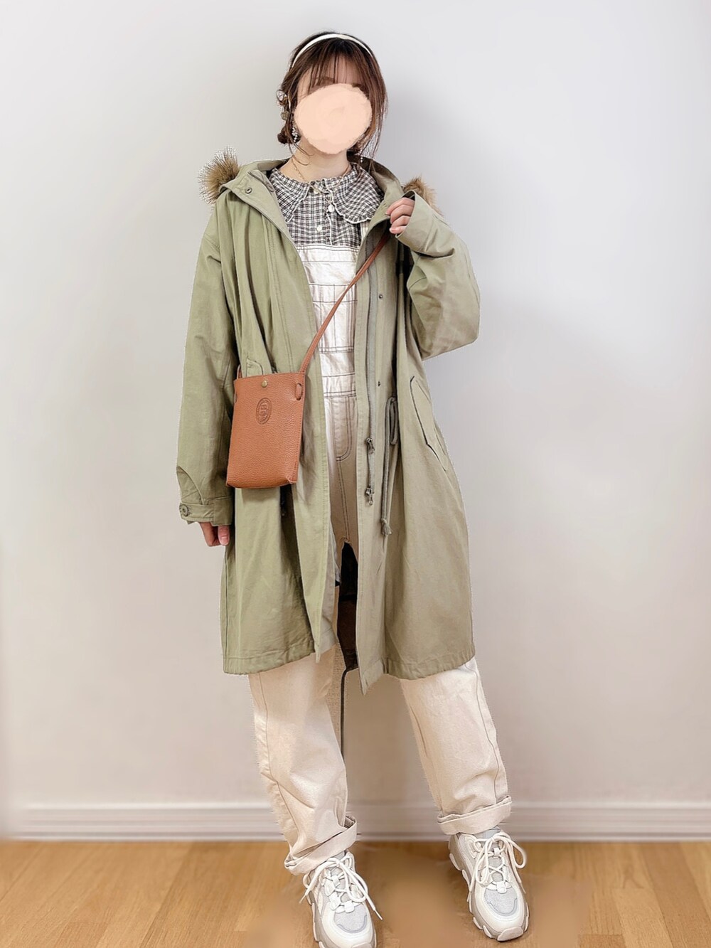 グレー系のシャツ/ブラウス、グリーン系のモッズコート、ホワイト系のサロペット/オーバーオールを着用したレディースの冬コーディネートの3枚目の写真