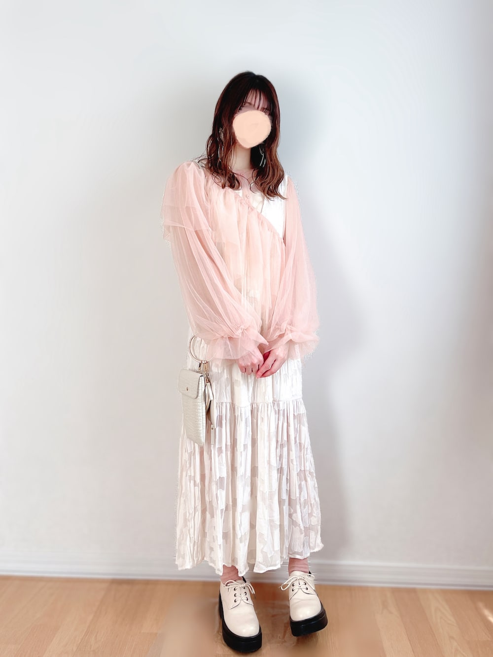 ピンク系のシャツ/ブラウス、ホワイト系のワンピース、ホワイト系のキャミソールを着用したレディースの春コーディネートの2枚目の写真
