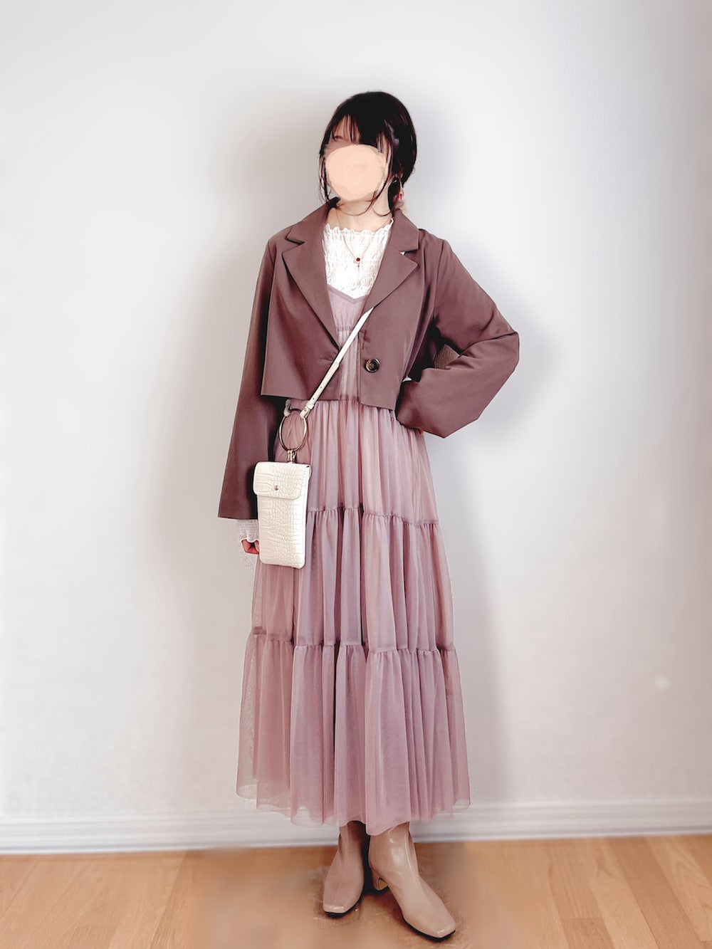 ブラウン系のテーラードジャケット、ピンク系のワンピース/ドレス、ホワイト系のTシャツ/カットソーを着用したレディースの春コーディネートの4枚目の写真