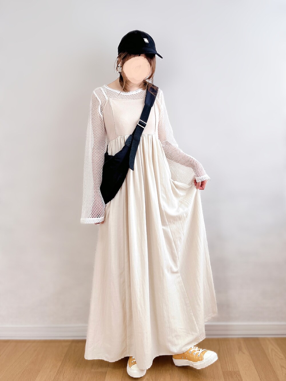 ホワイト系のワンピース、ホワイト系のトップス、ゴールド系のスニーカーを着用したレディースの夏コーディネートの2枚目の写真