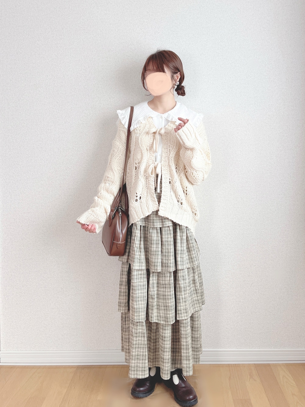 ホワイト系のカーディガン/ボレロ、グリーン系のスカート、ホワイト系のシャツ/ブラウスを着用したレディースの春コーディネートの3枚目の写真