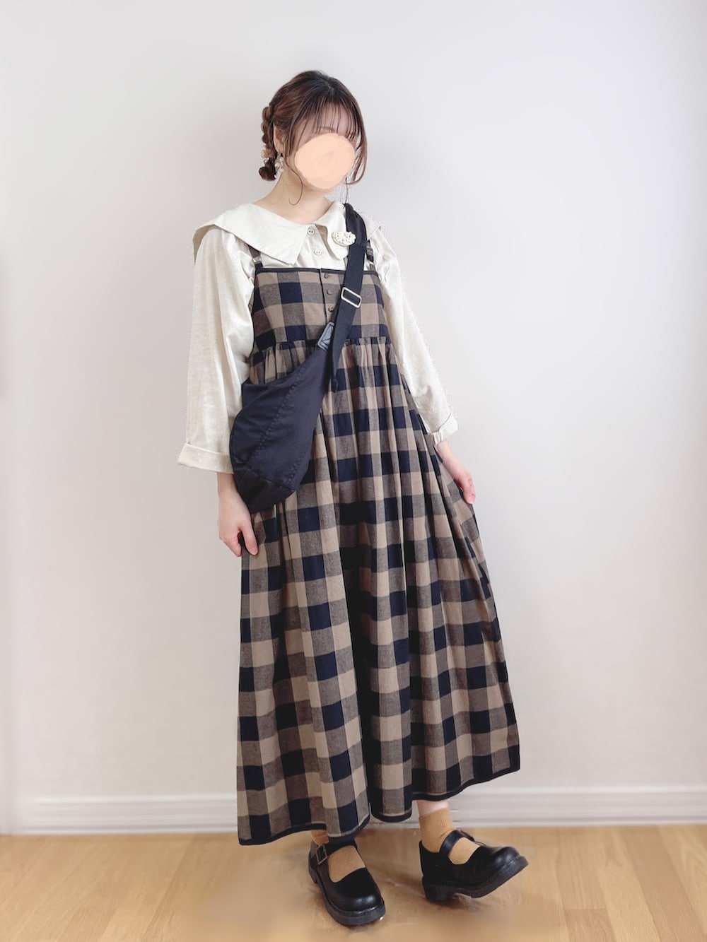 ブラック系のショルダーバッグ、ブラック系のその他シューズ、ピンク系のブローチ/コサージュを着用したレディースの夏コーディネートの2枚目の写真