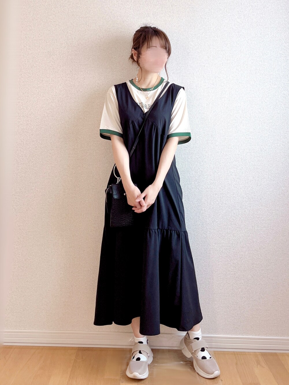 ベージュ系のスニーカー、グリーン系のトートバッグ、ブラック系のショルダーバッグを着用したレディースの夏コーディネートの2枚目の写真