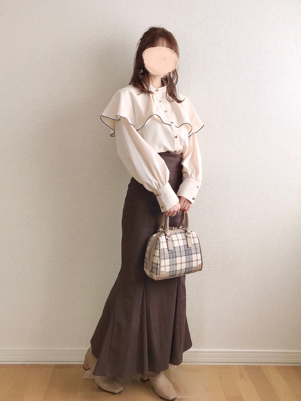 ベージュ系のシャツ/ブラウス、ブラウン系のスカート、ベージュ系のボストンバッグを着用したレディースの春コーディネートの2枚目の写真