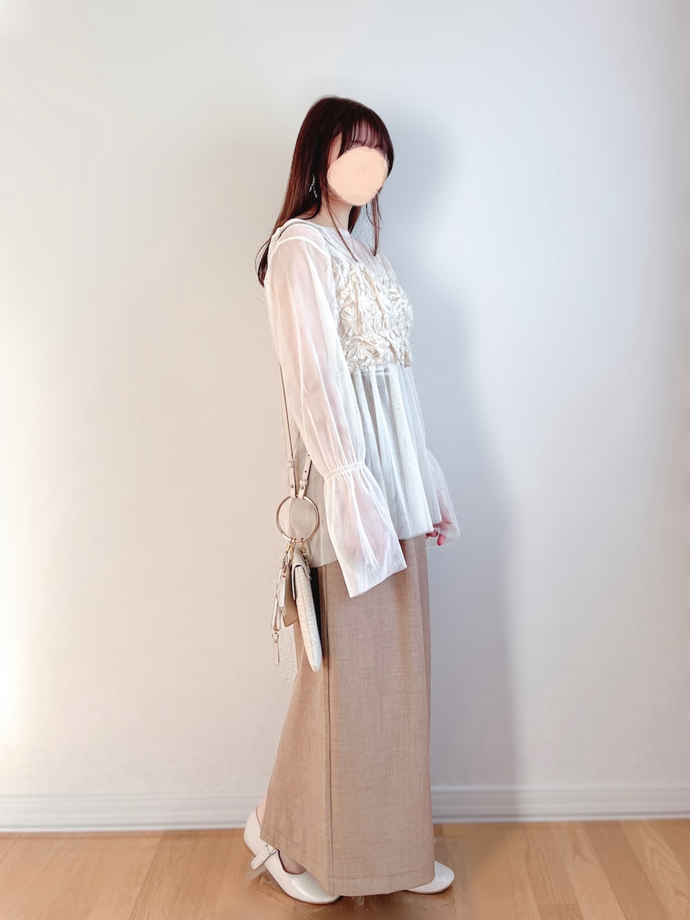 ホワイト系のベスト、ホワイト系のTシャツ/カットソー、ベージュ系のスカートを着用したレディースの春コーディネートの4枚目の写真