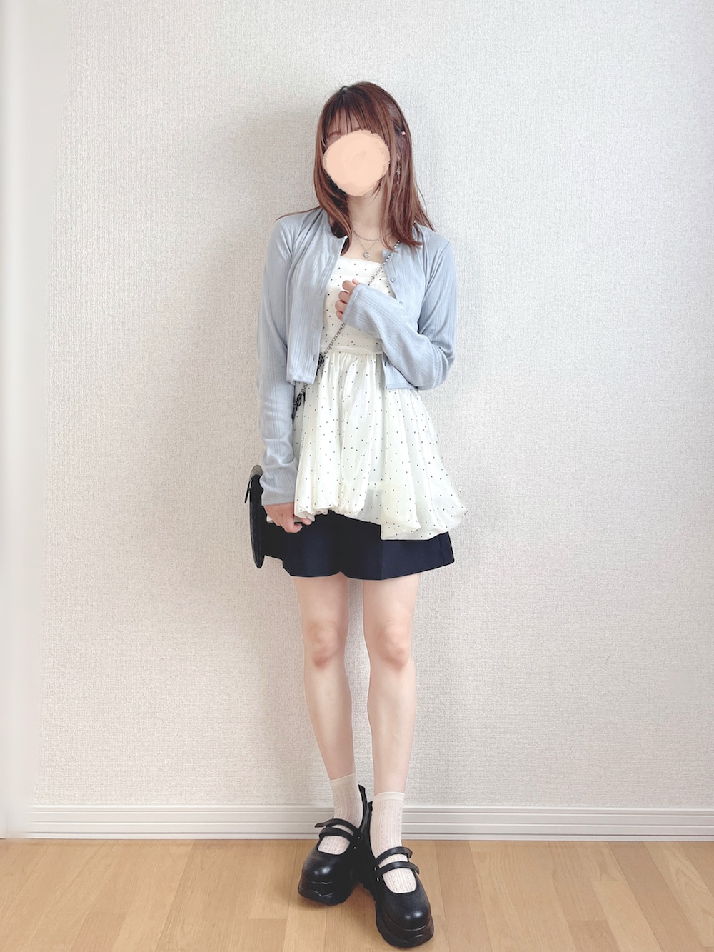 ブルー系のカーディガン/ボレロ、ホワイト系のシャツ/ブラウス、ブラック系のその他パンツを着用したレディースの秋コーディネートの3枚目の写真