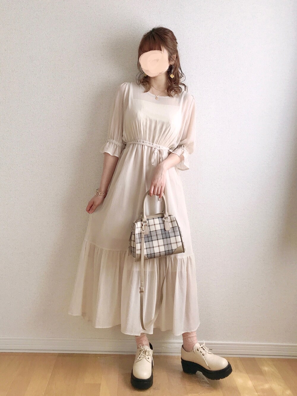 ããŒãžã¥ç³»ã®ã¯ã³ããŒã¹ãã°ãªãŒã³ç³»ã®ã·ã£ã/ãã©ãŠã¹ããã¯ã€ãç³»ã®ãã¬ã¹ã·ã¥ãŒãºãççšããã¬ãã£ãŒã¹ã®æ¥ã³ãŒãã£ããŒãã®2æç®ã®åç