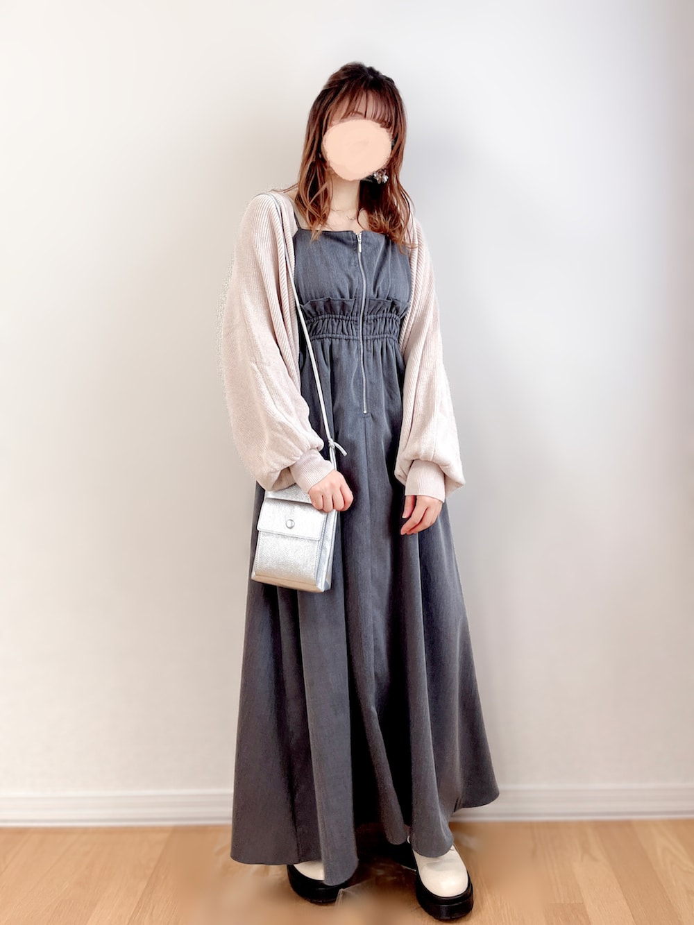 グレー系のワンピース、ベージュ系のカーディガン/ボレロ、シルバー系のショルダーバッグを着用したレディースの秋コーディネートの2枚目の写真