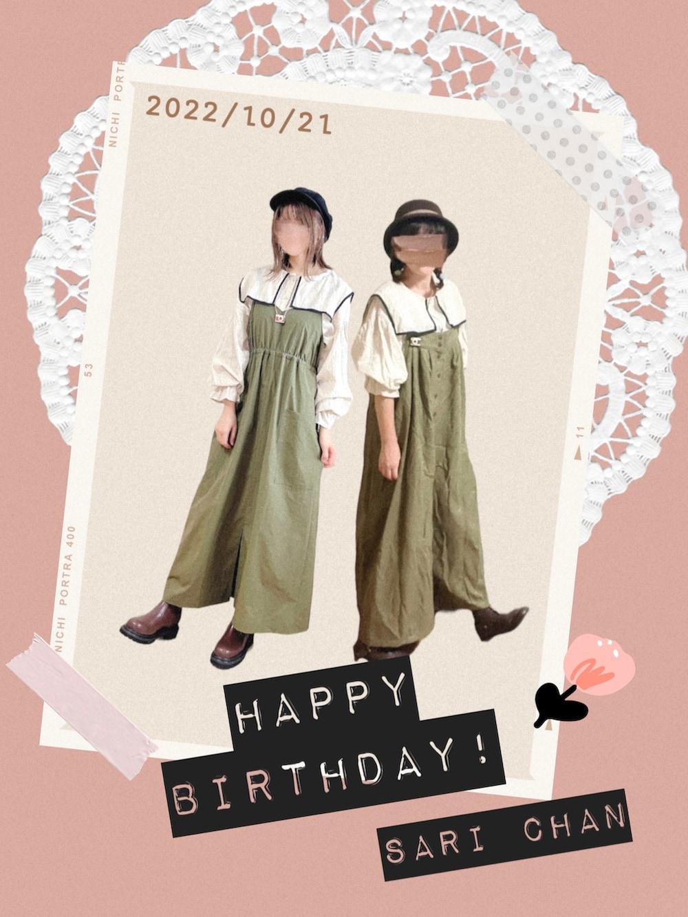 グリーン系のワンピース、ホワイト系のシャツ/ブラウス、ブラウン系のトートバッグを着用したレディースの秋コーディネートの4枚目の写真