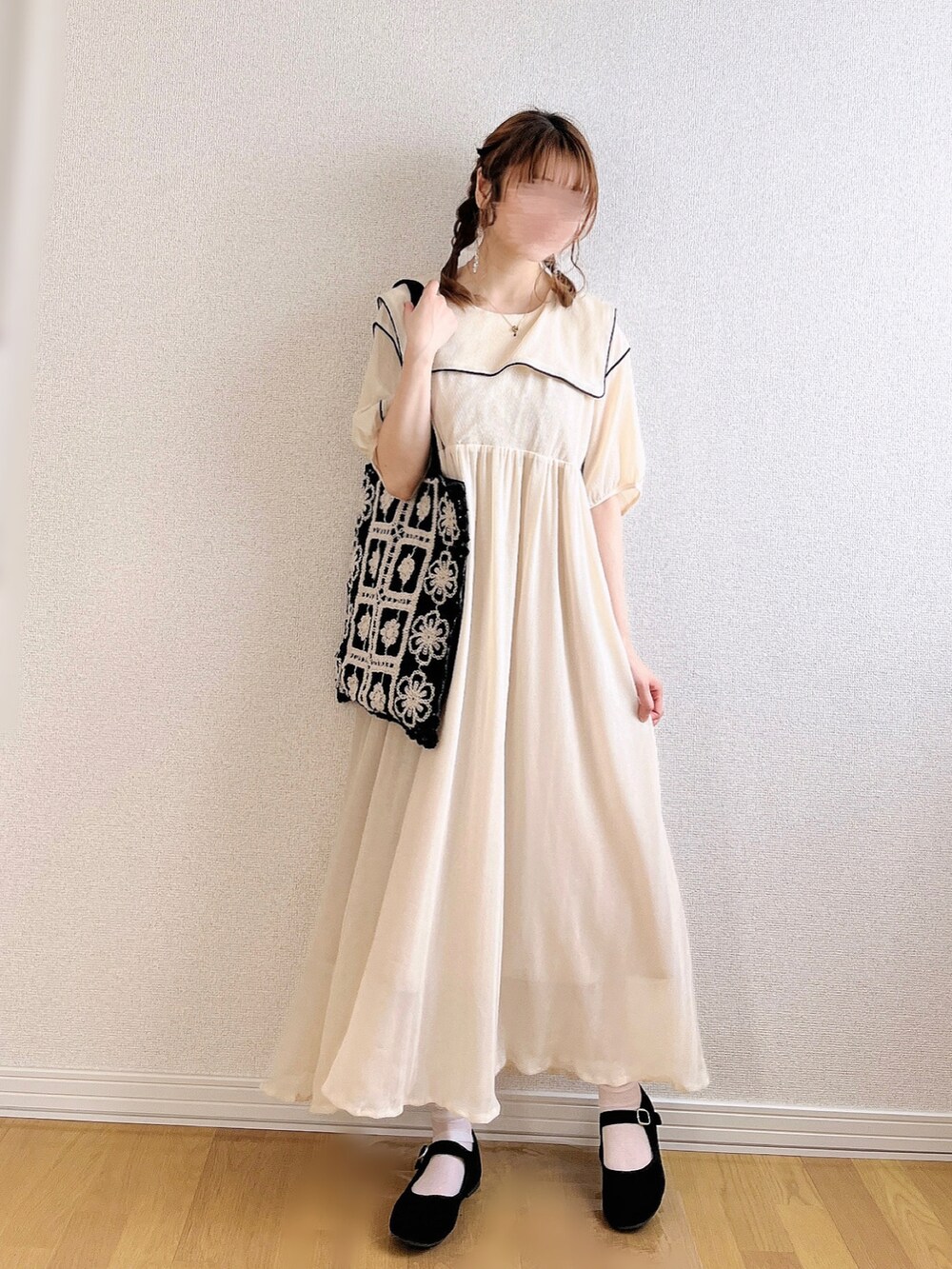 ホワイト系のワンピース、ブラック系のトートバッグ、ブラック系のバレエシューズを着用したレディースの夏コーディネートの3枚目の写真