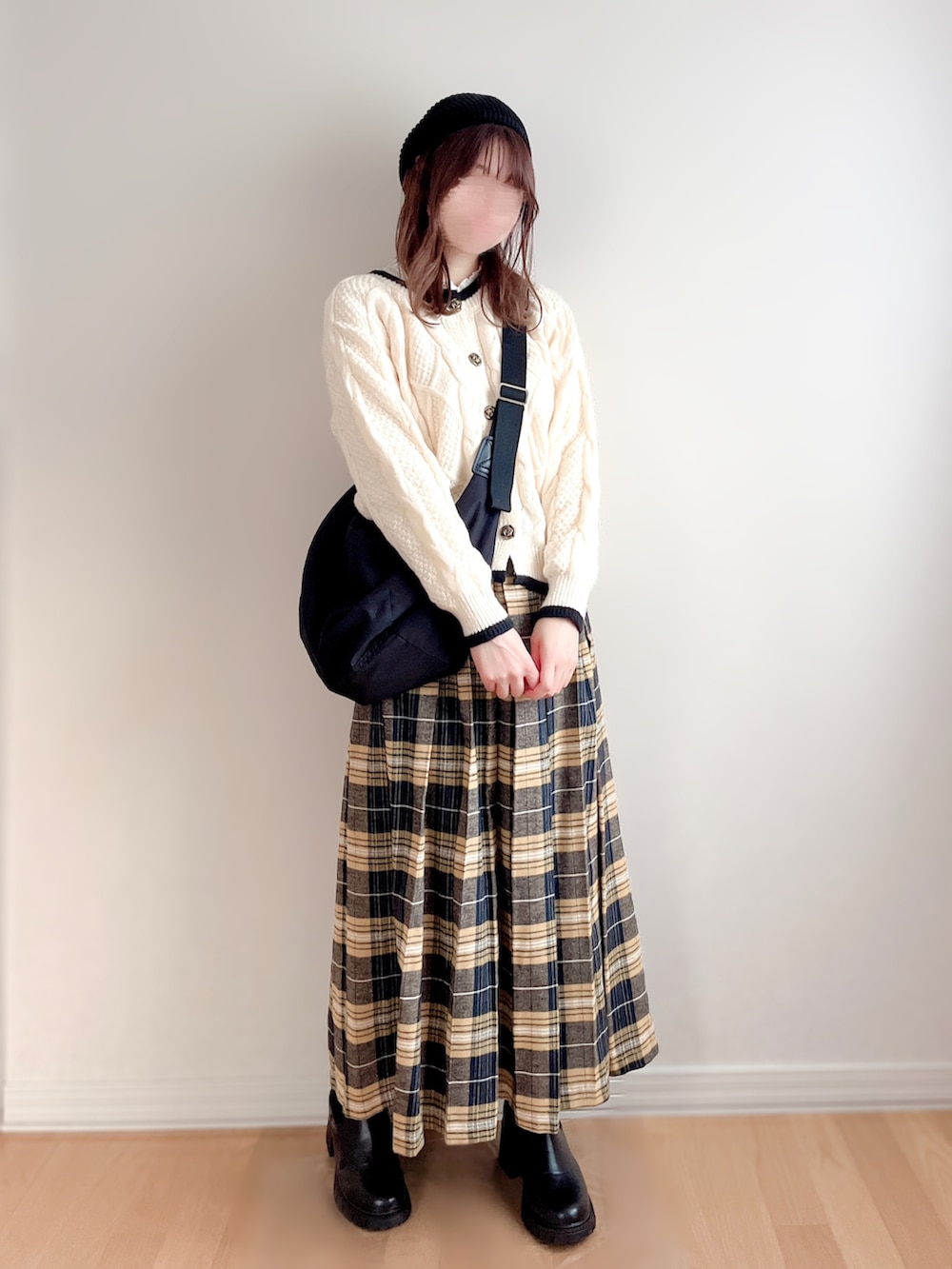 ホワイト系のカーディガン/ボレロ、イエロー系のスカート、ブラック系のブーツを着用したレディースの秋コーディネートの5枚目の写真