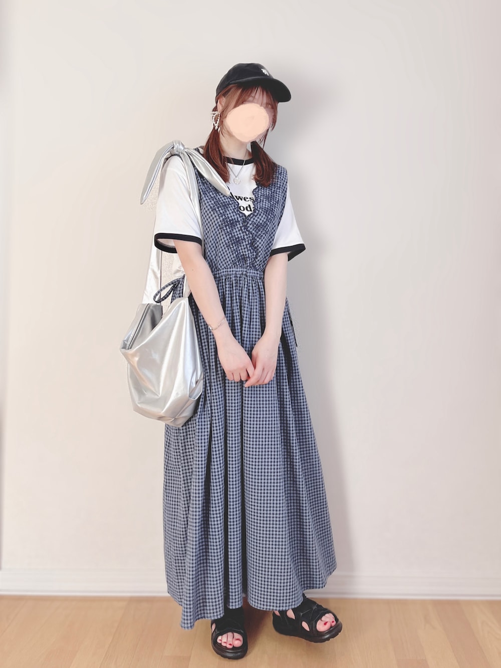 「お出かけコーデ、夏コーデ、秋服準備はじめました、ギンガムチェック、ギンガムチェックワンピース、ワンピース、スポーツミックス、スポーツmix、カジュアルコーデ、カジュアル、カジュアルガーリー、キャップ、スポーツサンダル、ブルーコーデ、チェック」|「Samansa Mos2の【Sサイズ WEB限定】綿麻スカラップノースリーブワンピース(ワンピース、ブルー系)」を使った、𝚊𝚛𝚒𝚗𝚊ᙏ̤̫͚.* 𖥧⚘さん(レディース・152cm)の秋コーディネートの3枚目の写真