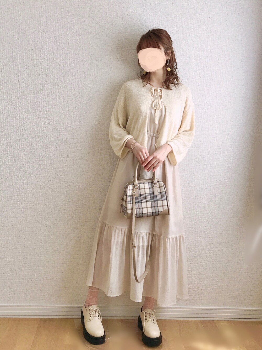 ããŒãžã¥ç³»ã®ã¯ã³ããŒã¹ãã°ãªãŒã³ç³»ã®ã·ã£ã/ãã©ãŠã¹ããã¯ã€ãç³»ã®ãã¬ã¹ã·ã¥ãŒãºãççšããã¬ãã£ãŒã¹ã®æ¥ã³ãŒãã£ããŒãã®4æç®ã®åç