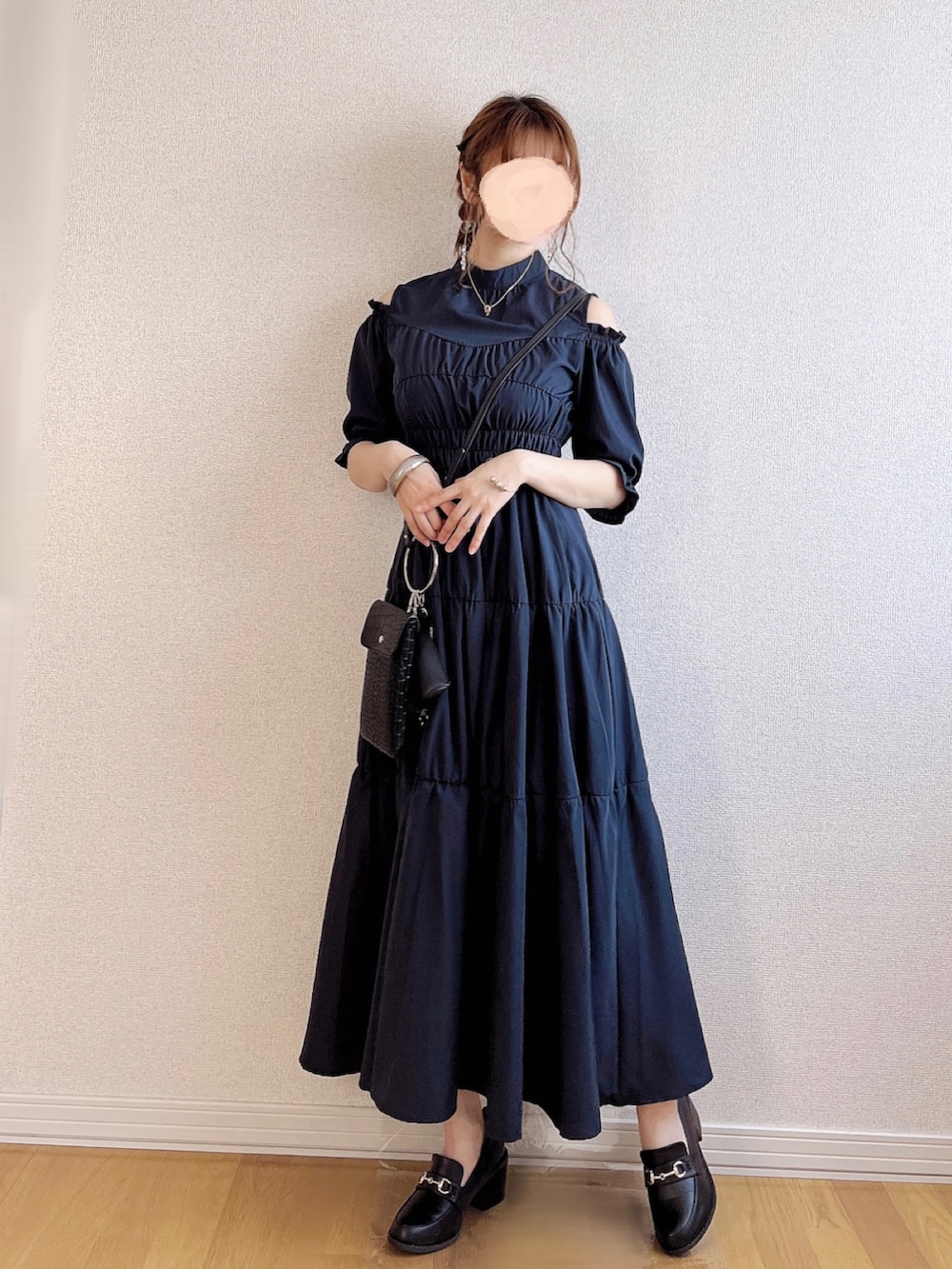 ブルー系のワンピース、ベージュ系のボストンバッグ、ベージュ系のパンプスを着用したレディースの夏コーディネートの4枚目の写真