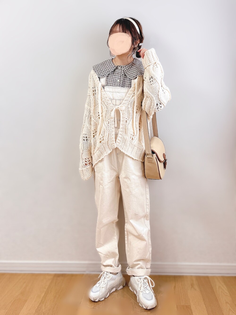 グレー系のシャツ/ブラウス、グリーン系のモッズコート、ホワイト系のサロペット/オーバーオールを着用したレディースの冬コーディネートの4枚目の写真