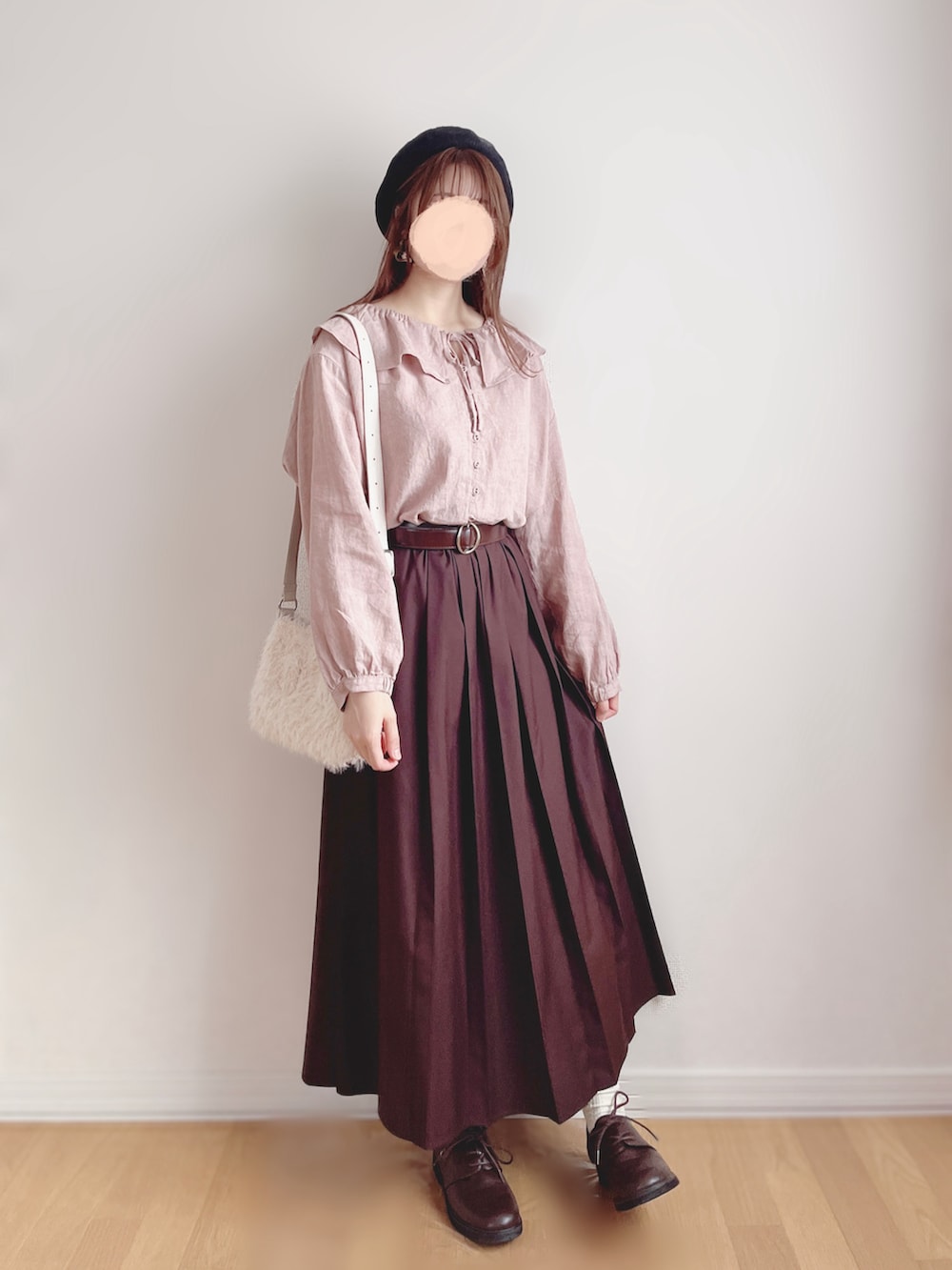 ピンク系のシャツ/ブラウス、ブラウン系のスカート、ブラウン系のドレスシューズを着用したレディースの秋コーディネートの4枚目の写真