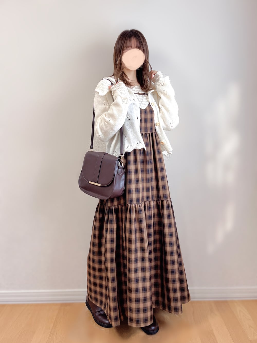 ホワイト系のカーディガン/ボレロ、ベージュ系のワンピース、ホワイト系のTシャツ/カットソーを着用したレディースの秋コーディネートの2枚目の写真