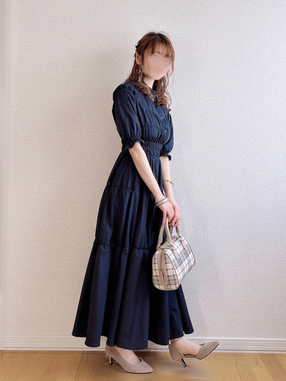 ブルー系のワンピース、ベージュ系のボストンバッグ、ベージュ系のパンプスを着用したレディースの夏コーディネートの5枚目の写真