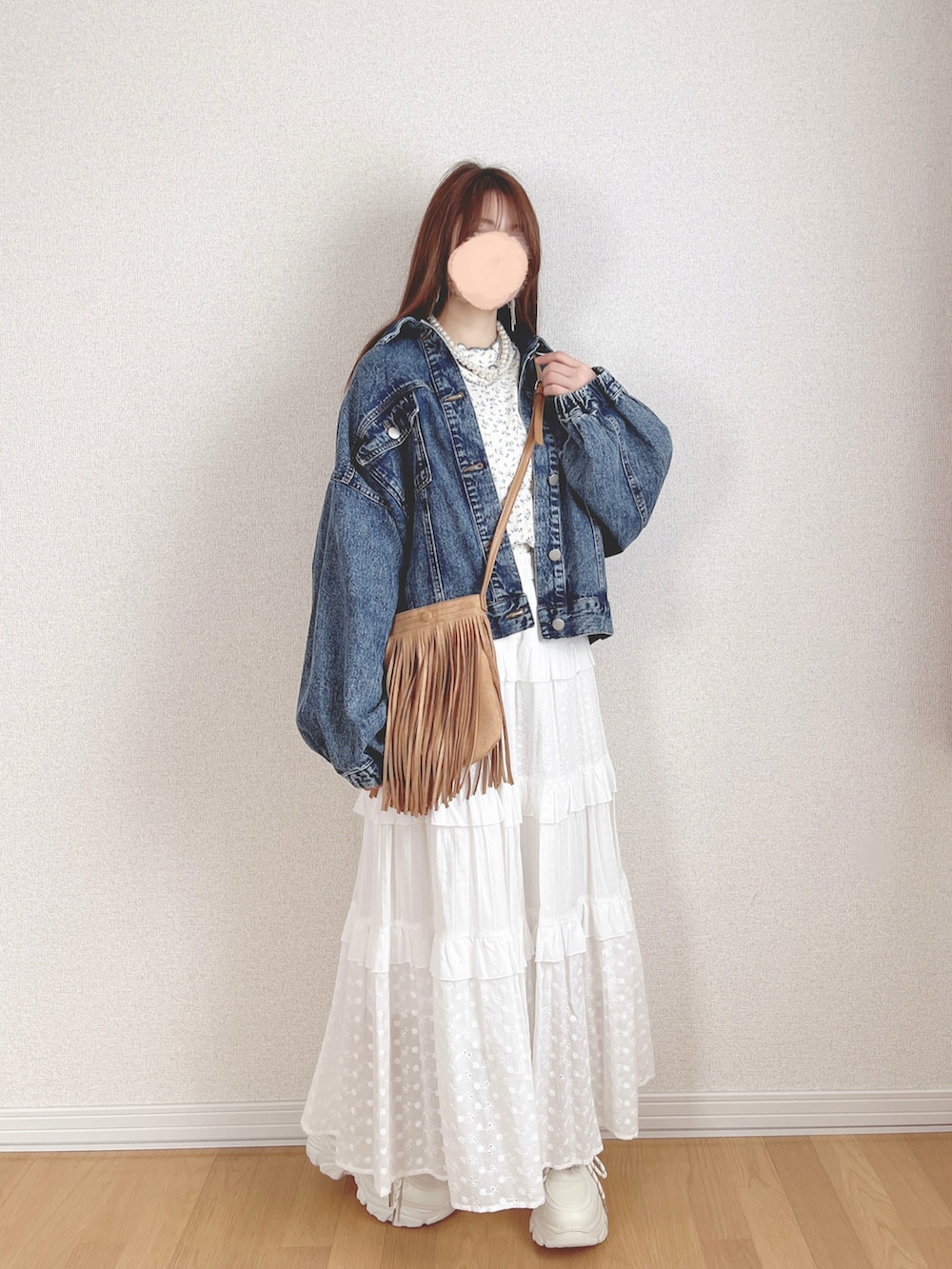 ブルー系のノーカラージャケット、ブルー系のTシャツ/カットソー、ホワイト系のスカートを着用したレディースの春コーディネートの2枚目の写真