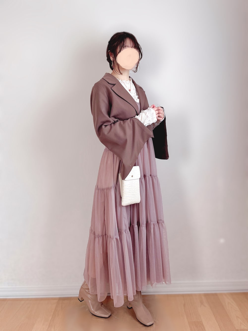 ブラウン系のテーラードジャケット、ピンク系のワンピース/ドレス、ホワイト系のTシャツ/カットソーを着用したレディースの春コーディネートの2枚目の写真