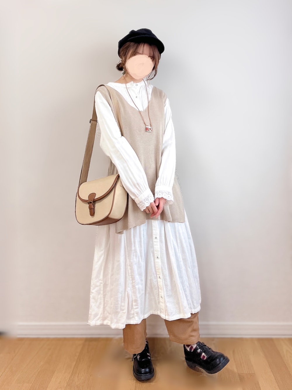 ブラウン系のTシャツ/カットソー、グリーン系のジャケット/アウター、ホワイト系のスカートを着用したレディースの冬コーディネートの4枚目の写真