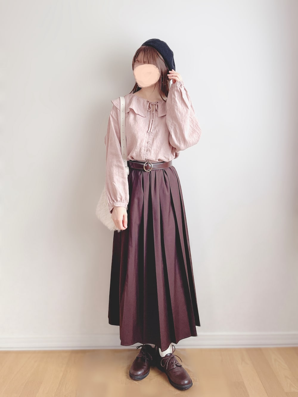 ピンク系のシャツ/ブラウス、ブラウン系のスカート、ブラウン系のドレスシューズを着用したレディースの秋コーディネートの2枚目の写真