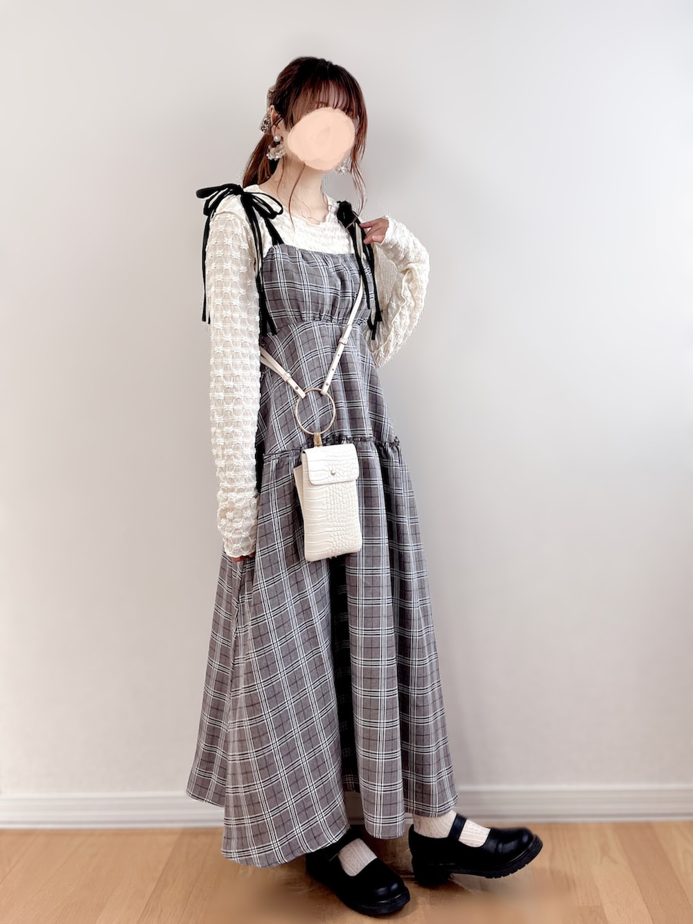 その他のワンピース、ホワイト系のTシャツ/カットソー、ブラック系のその他シューズを着用したレディースの秋コーディネートの4枚目の写真