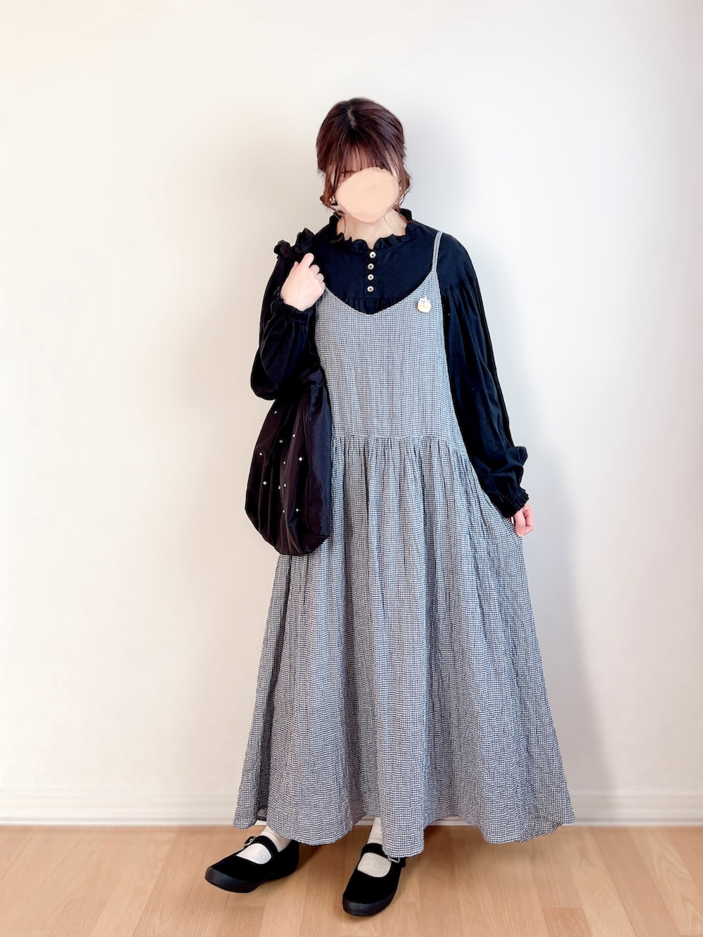 ブルー系のワンピース、ブラック系のトートバッグ、ブラック系のスニーカーを着用したレディースの夏コーディネートの2枚目の写真