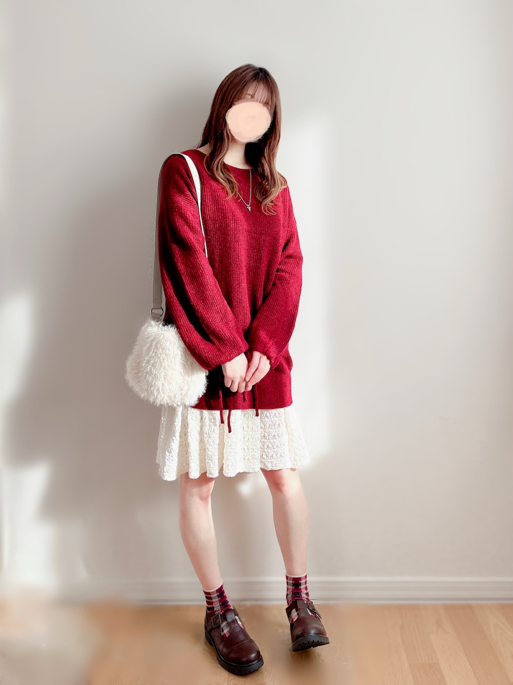 イエロー系のその他アウター、レッド系のニット/セーター、ホワイト系のワンピースを着用したレディースの冬コーディネートの3枚目の写真