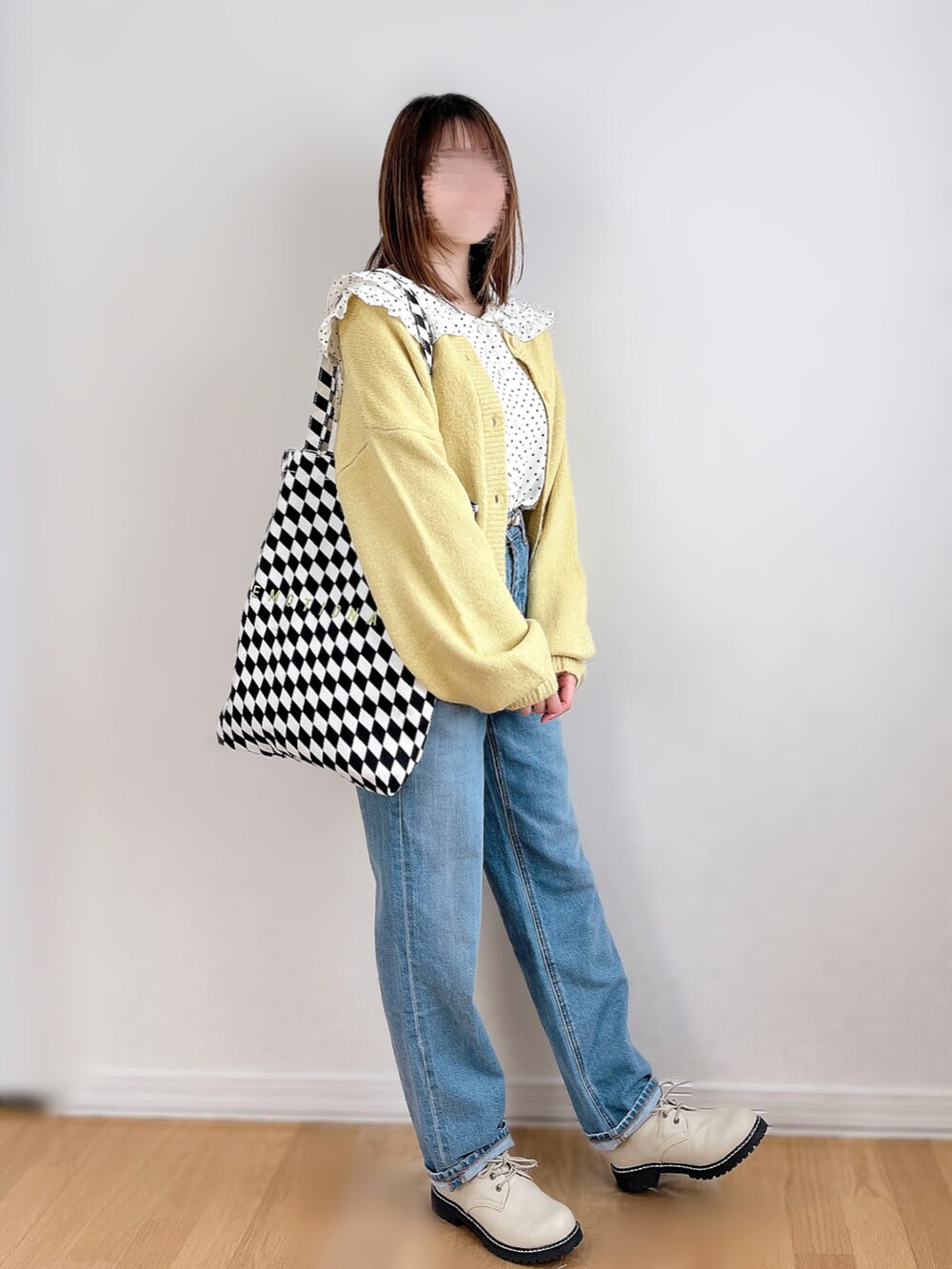 ホワイト系のシャツ/ブラウス、イエロー系のカーディガン/ボレロ、その他のトートバッグを着用したレディースの春コーディネートの3枚目の写真