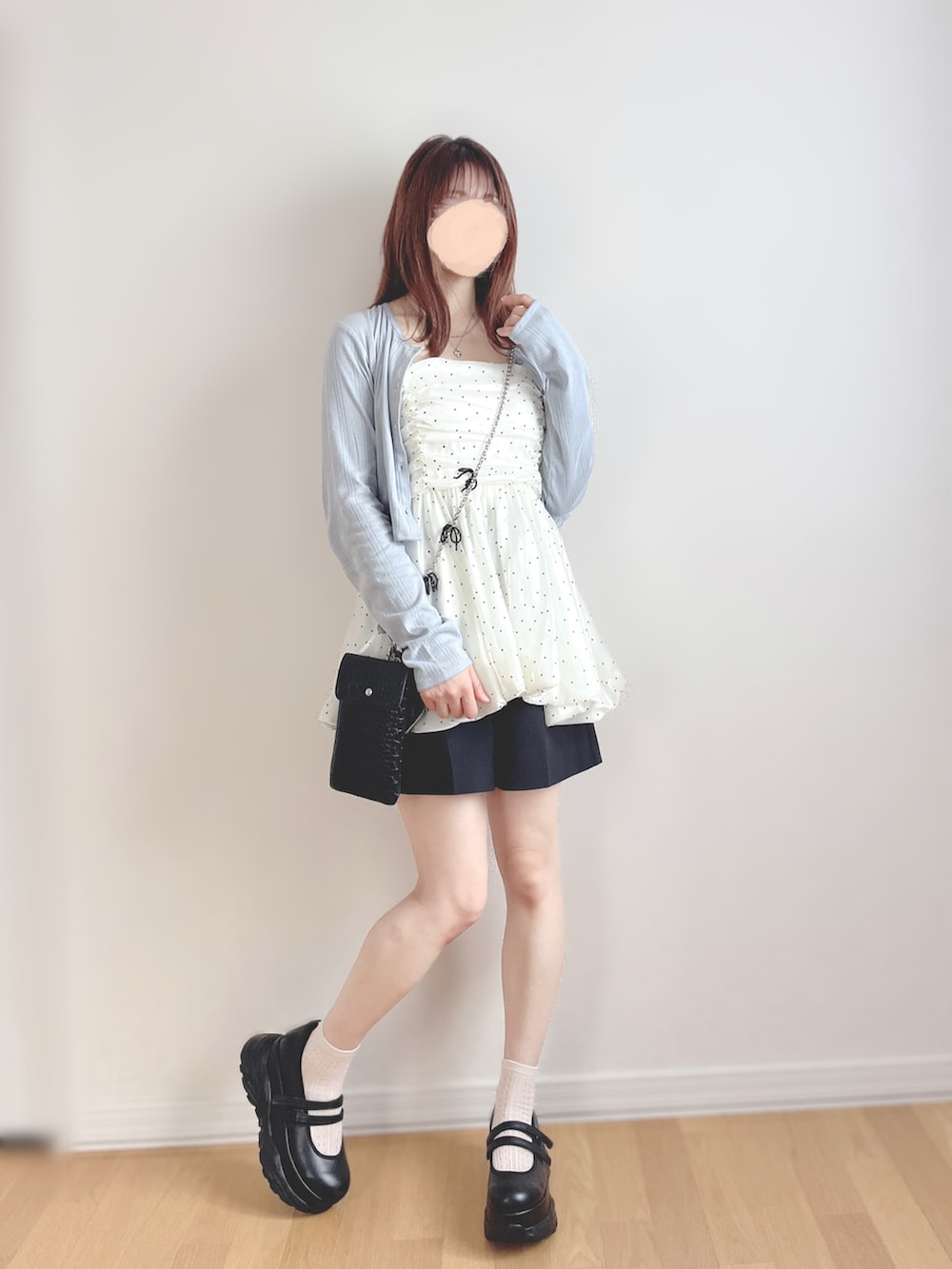 ブルー系のカーディガン/ボレロ、ホワイト系のシャツ/ブラウス、ブラック系のその他パンツを着用したレディースの秋コーディネートの2枚目の写真