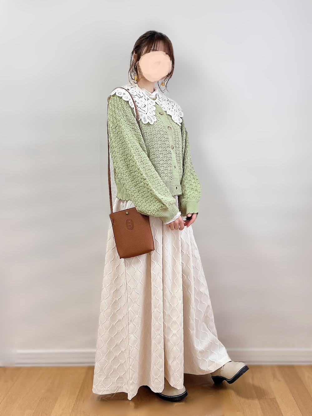 グリーン系のカーディガン/ボレロ、ホワイト系のワンピース、ベージュ系のその他シューズを着用したレディースの冬コーディネートの3枚目の写真