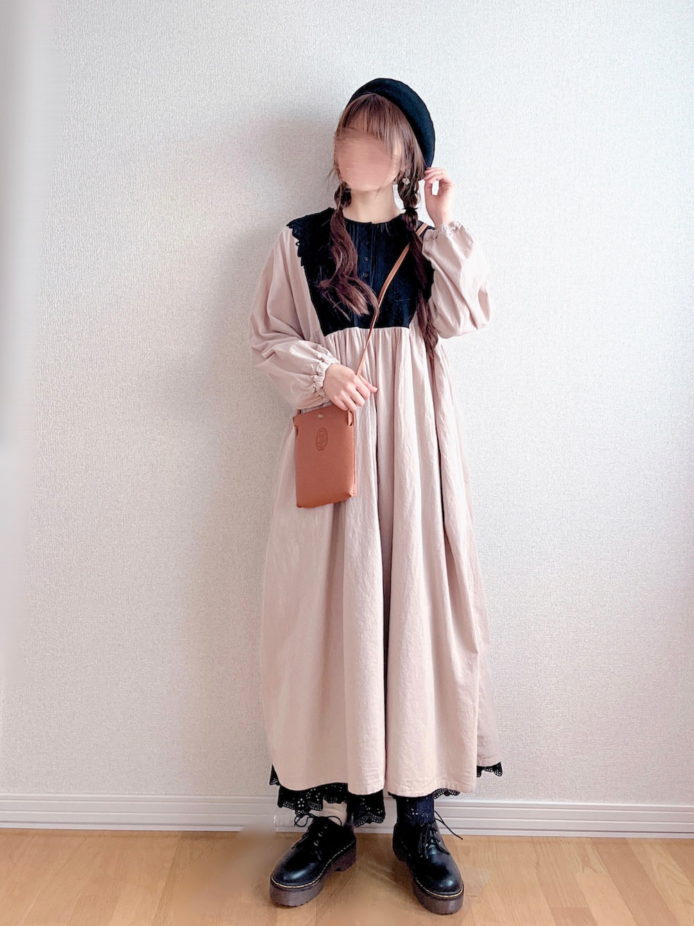 ブラック系のローファー、ブラウン系のバッグ、ブラック系のハンチング/ベレー帽を着用したレディースの秋コーディネートの2枚目の写真