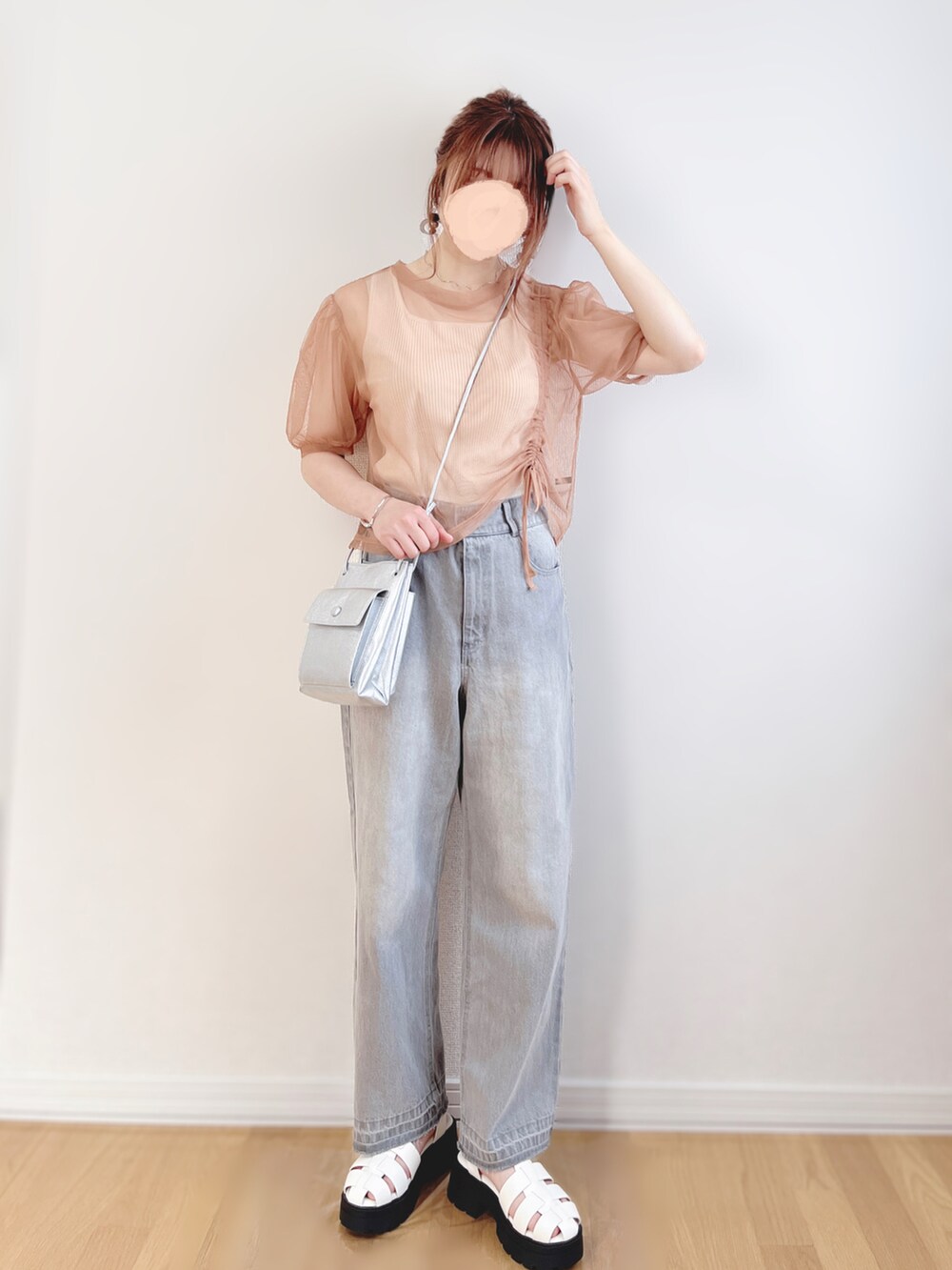 ピンク系のTシャツ/カットソー、グレー系のデニムパンツ、シルバー系のショルダーバッグを着用したレディースの夏コーディネートの3枚目の写真