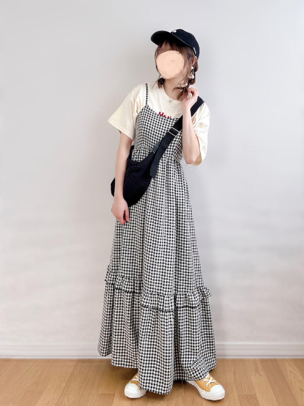 ブラック系のワンピース、ホワイト系のTシャツ/カットソー、ブラック系のショルダーバッグを着用したレディースの夏コーディネートの2枚目の写真