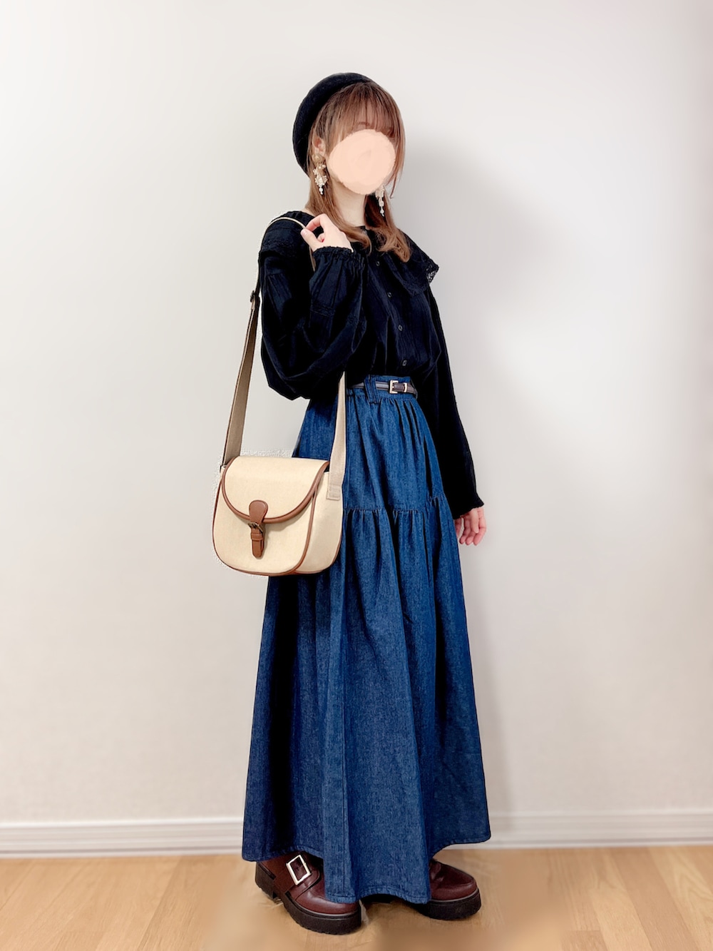 ブラック系のシャツ/ブラウス、ブルー系のスカート、ベージュ系のショルダーバッグを着用したレディースの秋コーディネートの3枚目の写真