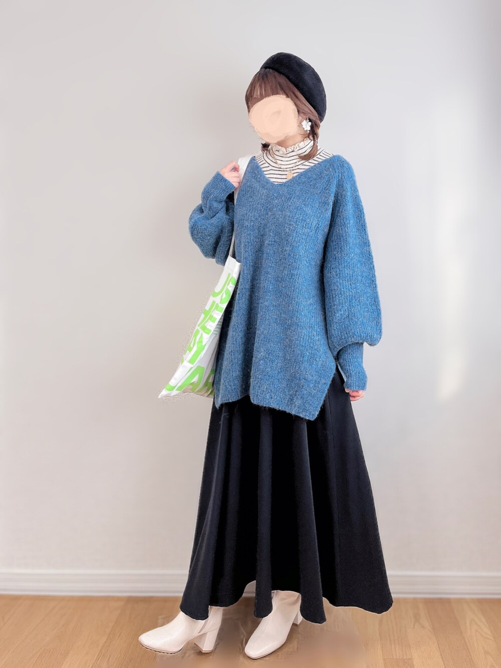 ブルー系のニット/セーター、ホワイト系のニット/セーター、ブラック系のワンピースを着用したレディースの冬コーディネートの3枚目の写真