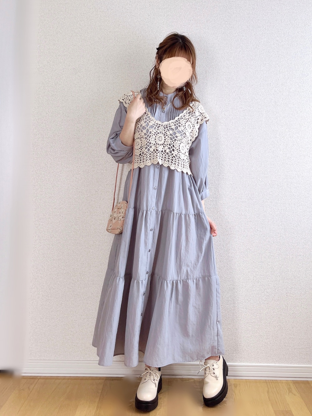 ブルー系のワンピース/ドレス、その他のベスト、ホワイト系のドレスシューズを着用したレディースの夏コーディネートの3枚目の写真