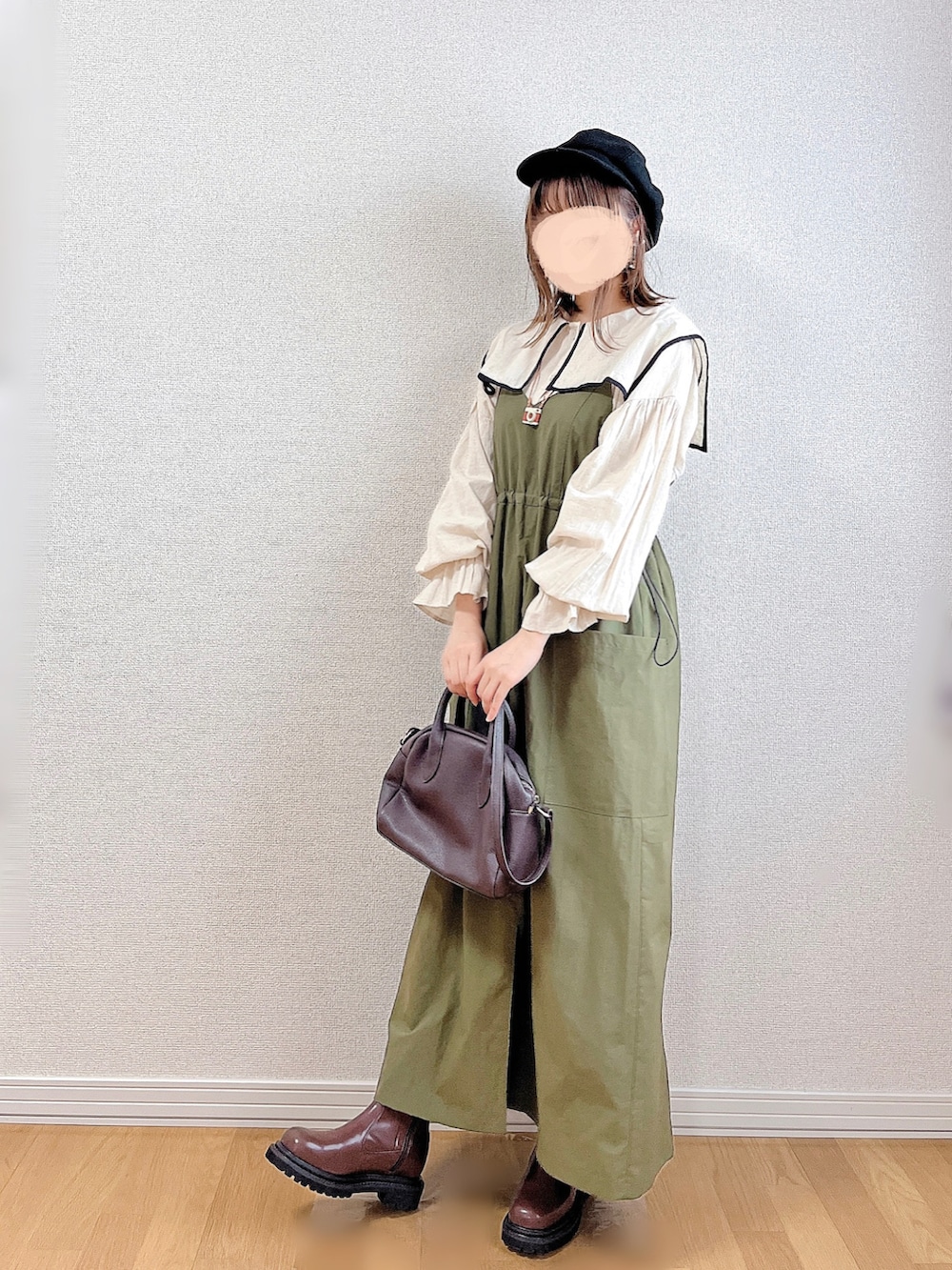 グリーン系のワンピース、ホワイト系のシャツ/ブラウス、ブラウン系のトートバッグを着用したレディースの秋コーディネートの3枚目の写真