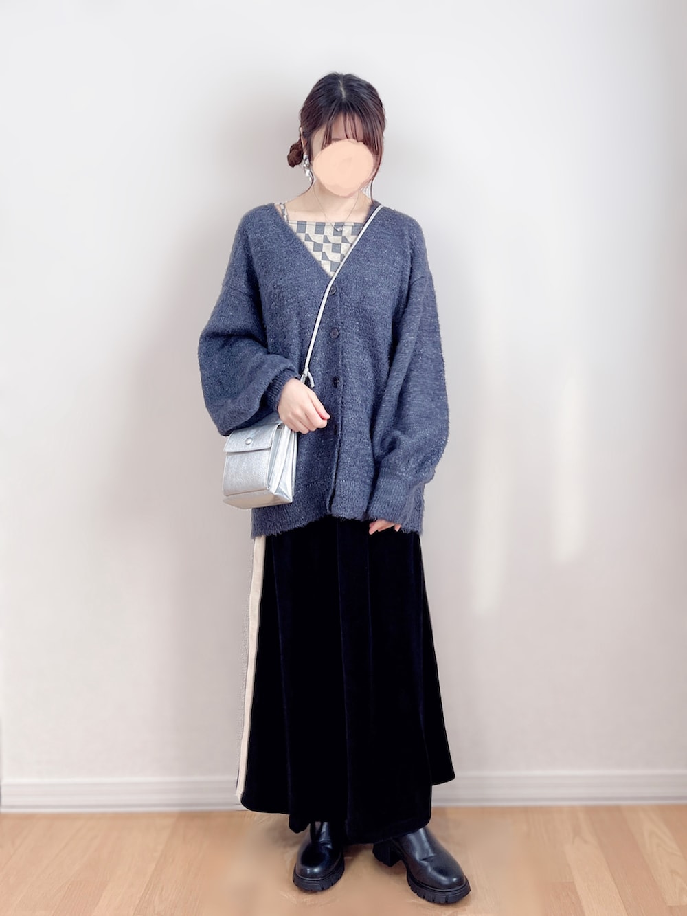 グレー系のカーディガン/ボレロ、グレー系のキャミソール、ブラック系のスカートを着用したレディースの冬コーディネートの4枚目の写真